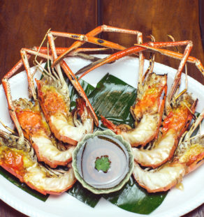 กุ้งแม่น้ำทอดราดน้ำปลา