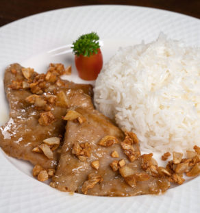 Stir fried sliced pork with garlic served with rice