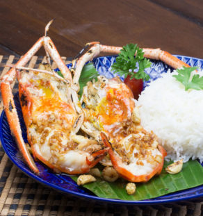 ข้าวกุ้งแม่น้ำทอดกระเทียม