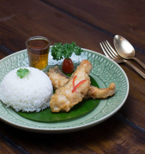 ข้าวปลากระพงแล่ราดน้ำปลา